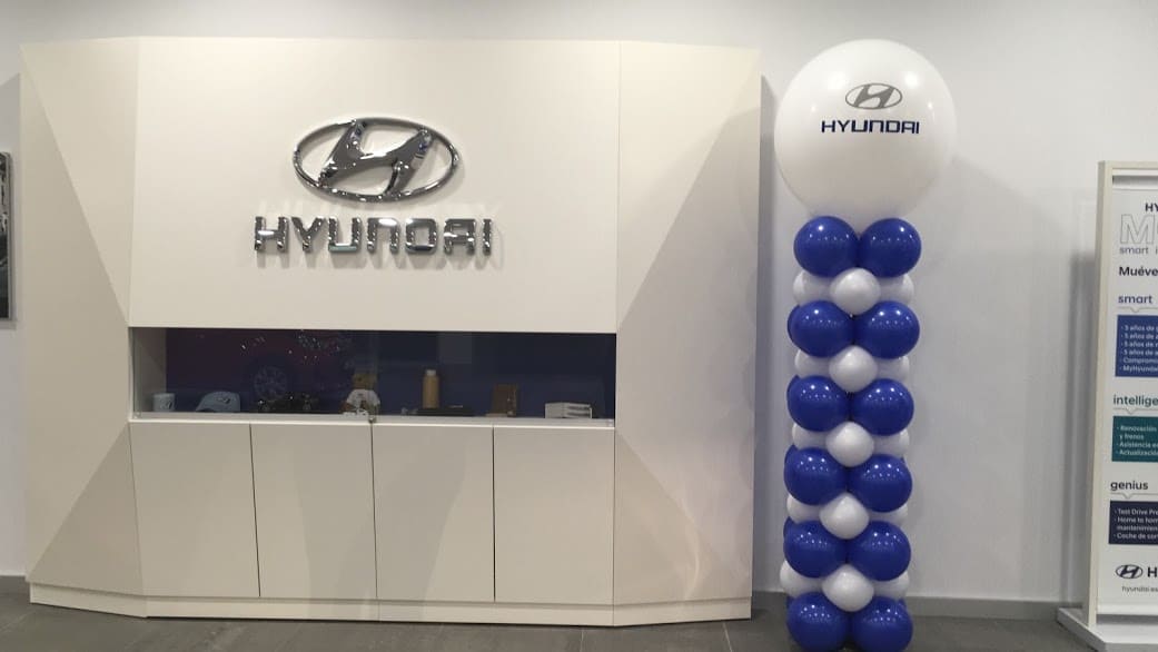 decoración Globos empresa hyundai columnas concesionario