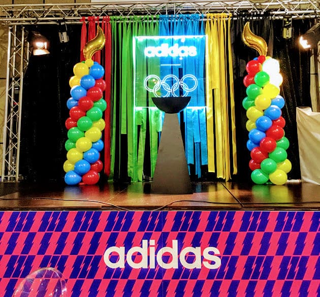 decoración personalizada empresa adidas columnas