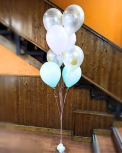 Globos de látex con Helio en forma de ramillete y unidos con un pero en su base