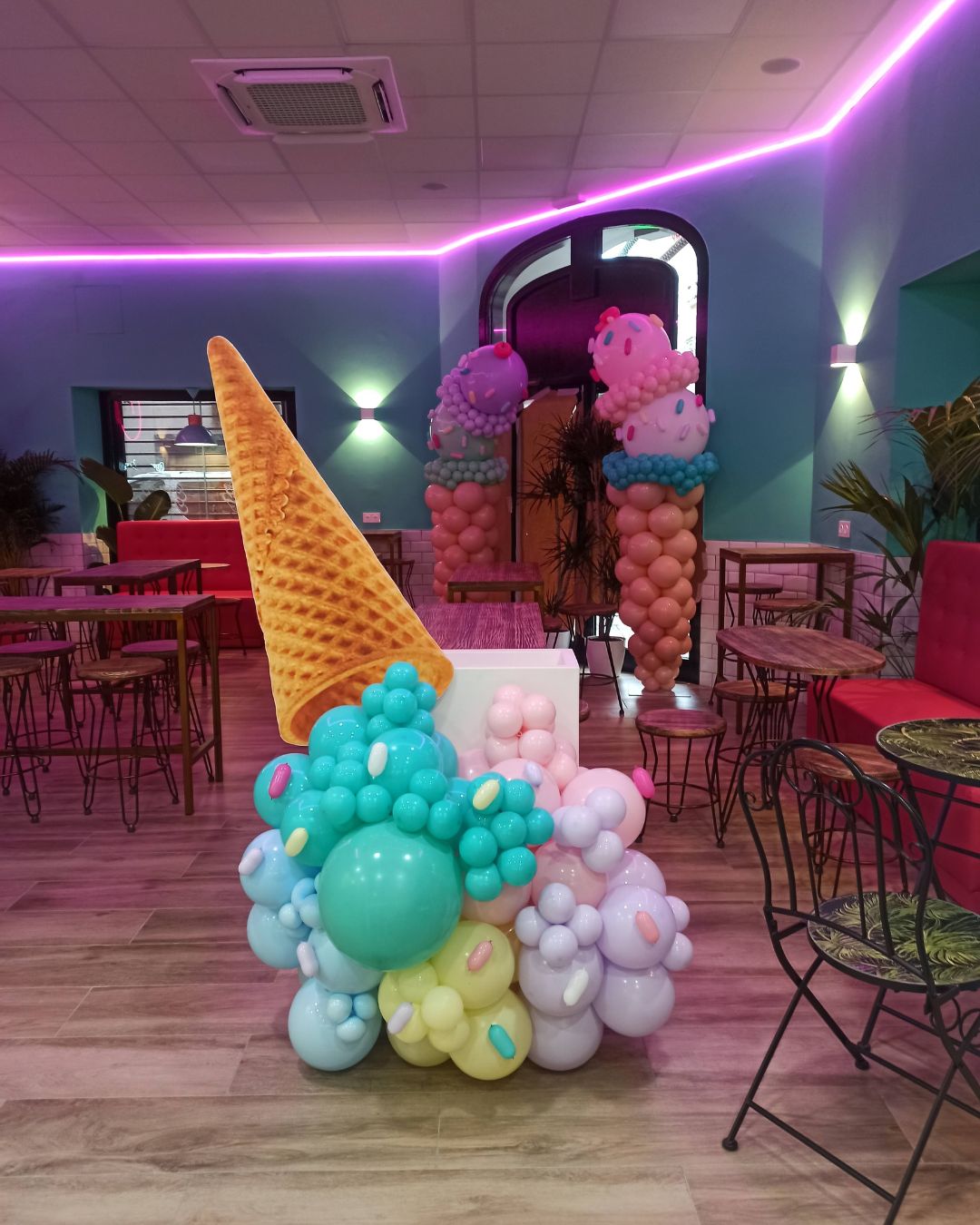 cono de helado hecho de globos
