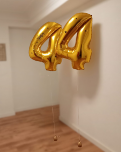 Globos de números con helio. con cinta y peso