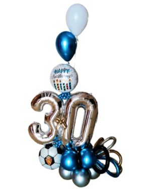 Arrego de globos con el numero 30 y decoraciones de futbol