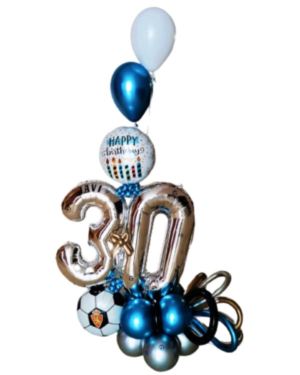 Arrego de globos con el numero 30 y decoraciones de futbol