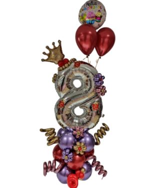 Arreglo de cumpleaños con el número 8 y decoraciones adicoonales más unos globos con helio por detrás del número