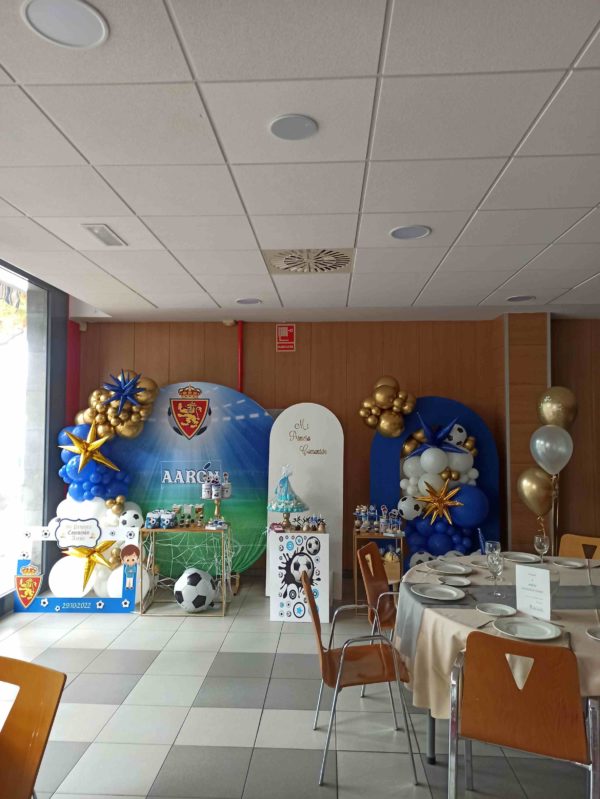Vista completa de toda la decoración de globos de comunión con motivo de futbol y en especial del Real Zaragoza donde se pueden apreciar los 2 paneles decorativos y el fondo de campo de futbol