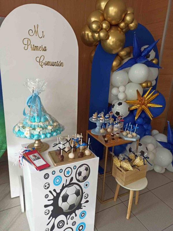 Detalle de la mesa de dulces con motivos de fútbol