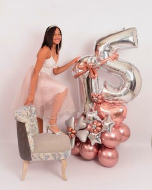 Arreglo Bouquet de globos de 15 años en color rosado metálico y con decoraciones de globos en forma de flor