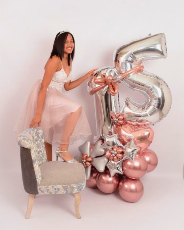Arreglo Bouquet de globos de 15 años en color rosado metálico y con decoraciones de globos en forma de flor