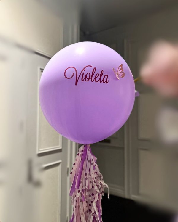 Globo violeta Gigante con helio personalizado con el nombre del agasajado