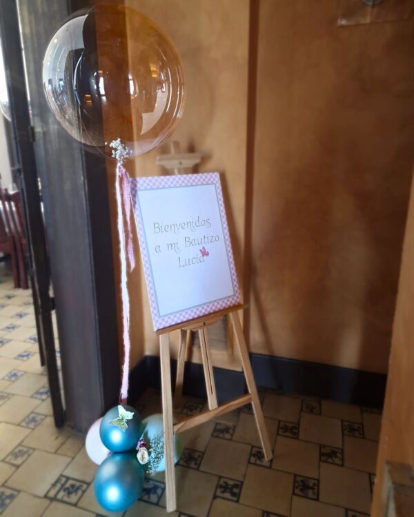 Decoración Bautizo Anuncio de la Entrada globo burbuja y atril que anuncia el evento