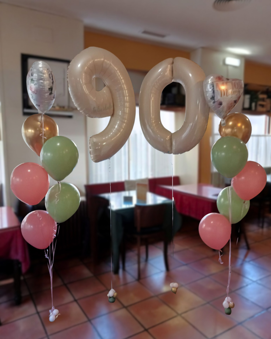 Globos de números con helio más ramilletes de globos de látex