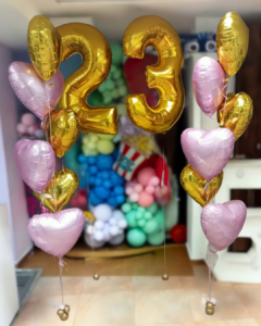 Globos de números con helio y ramilletes de globos de foil