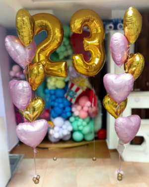 Globos de números con helio y ramilletes de globos de foil